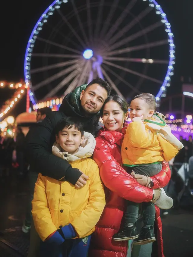 Nagita Slavina bersama anaknya Rafathar dan Rayyanza [@raffinagita1717]