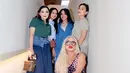 <p>Dalam acara yang penuh kehangatan tersebut, Ashanty mengenakan paduan busana yang simpel namun tetap berkelas. [@ashanty_ash].</p>