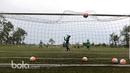 Para pemain Timnas Indonesia U19  berlatih tendangan bebas ke arah gawang pada tahap seleksi di NYTC-PSSI Sawangan, Depok, Jumat (3/3/2017). (Bola.com/Nicklas Hanoatubun)
