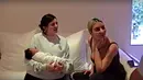 Uniknya, kedua anak itu berjenis kelamin perempuan dengan usia yang hanya terpaut 2 minggu saja. (Youtube)