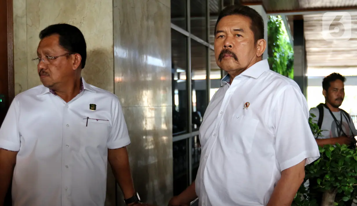 Jaksa Agung ST Burhanuddin menunggu kedatangan Menko Polhukam Mahfud Md di Kejaksaan Agung Jakarta, Rabu (20/11/2019). Kapuspen Kejagung Mukri mengaku kedatangan Mahfud hanya sebatas silaturahmi antara Kemenko Polhukam dan Kejagung. (Liputan6.com/Johan Tallo)