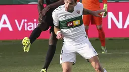 Bek Barcelona, Samuel Umtiti (kanan) berebut bola dengan Elche, Lucas Boye pada lanjutan Liga Spanyol di Stadion Martinez Valero, Elx, Spanyol, Minggu malam WIB (24/1/2021). Barcelona menang 2-0 atas Elche lewat gol yang dicetak Frenkie de Jong dan Riqui Puig. (AP Photo/Alberto Saiz)