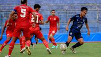 Pemain muda Arema FC, Bramntio Ramadhan (kanan), saat tampil dalam laga uji coba pramusim melawan Deltras Sidoarjo di Malang. (Bola.com/Iwan Setiawan)