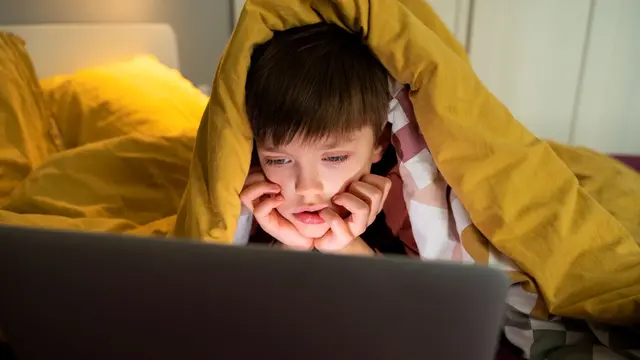 Doomscrolling yang Bisa Ganggu Kesehatan Mental Anak (photo by freepik)