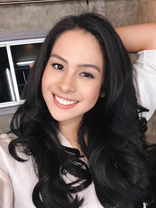 Bintang film Habibie & Ainun 3 ini juga dikenal sebagai salah satu seleb yang selalu percaya diri mengunggah potretnya saat sedang bare-face atau tanpa riasan sama sekali. (Liputan6.com/IG/maudyayunda)