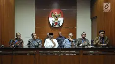 Mantan pimpinan KPK memberikan keterangan pers di Gedung KPK, Jakarta, Jumat (7/7). Keterangan pers terkait dengan adanya pembentukan Pansus Hak Angket KPK oleh DPR yang menyikapi kasus dugaan korupsi E-KTP. (Liputan6.com/Helmi Afandi)