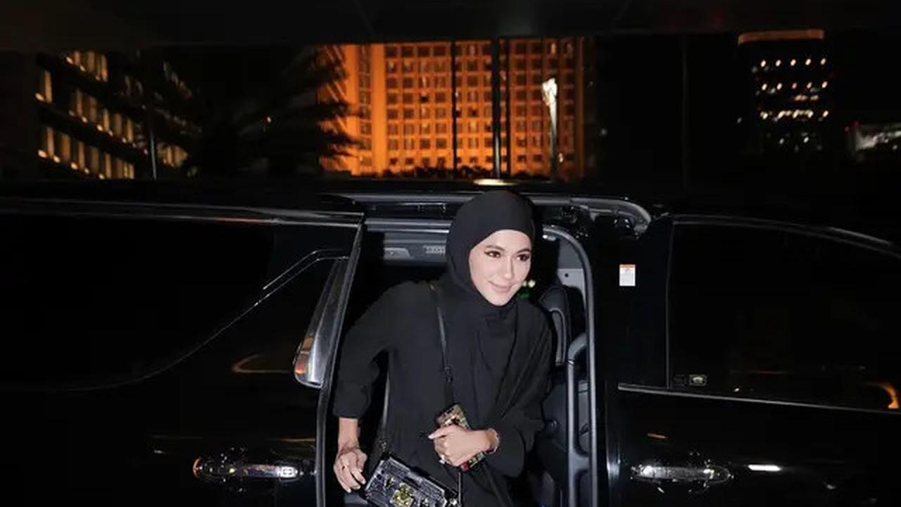 7 Gaya Hijab Pashmina ala Paula Verhoeven, Tonjolkan Aura Model
