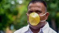 Pengusaha Shankar Kurhade memakai masker yang terbuat dari emas dan bernilai 289.000 rupee di tengah kekhawatiran atas virus corona COVID-19, di Pune pada 4 Juli 2020. (SANKET WANKHADE / AFP)