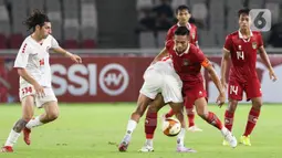 Meski bertajuk Internasional Friendly Match, kedua tim tampil agresif dan saling adu serangan. (Liputan6.com/Herman Zakharia)