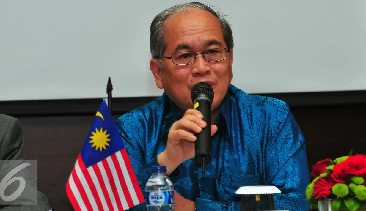 Menteri Pertanian Malaysia, Dato Douglas Unggah memberikan keterangan saat konpres di Jakarta, Sabtu (3/10/2015). Pemerintah Indonesia bersama Pemerintah Malaysia sepakat membentuk organisasi kelapa sawit. (Liputan6.com/Helmi Afandi)