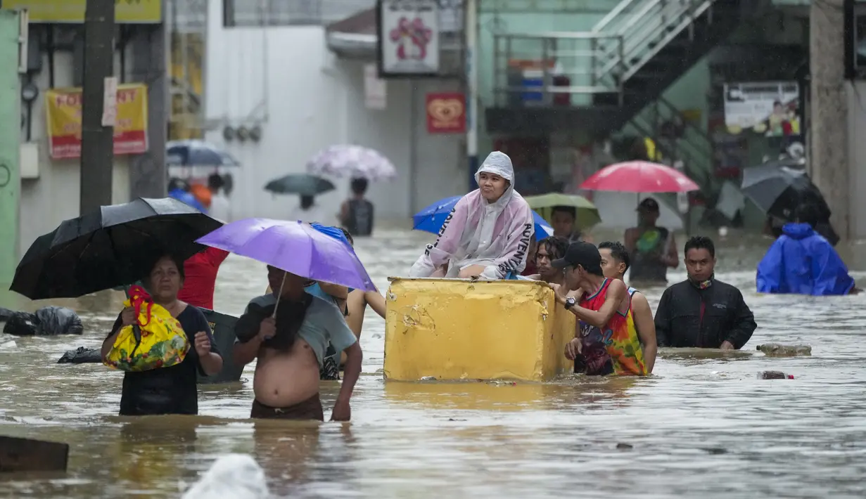 Pihak berwenang meliburkan sekolah-sekolah dan kantor-kantor pemerintah di wilayah ibu kota yang padat penduduknya.  (AP Photo/Aaron Favila)
