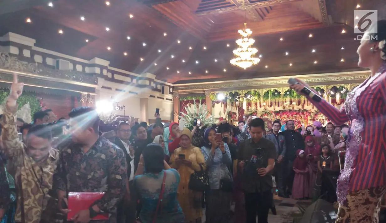 Vicky Shu mengajak tamu undangan menyanyi dan berjoget di acara resepsi pernikahan putri Presiden Jokowi, Kahiyang Ayu dan Bobby Nasution di Gedung Graha Saba Buana, Solo, Rabu (8/11). (Liputan6.com/Luqman Rimadi)