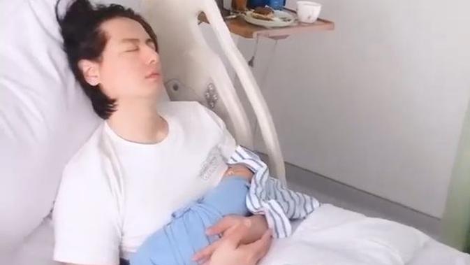 Roger Danuarta Momong Baby Shaquille (Sumber: Instagram/rogerojeyfans/)