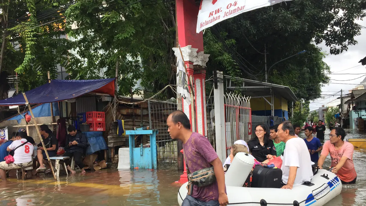 Banjir di kawasan Grogol Petamburan, sejumlah warga dievakuasi. (Liputan6.com/Ady Anugrahadi)