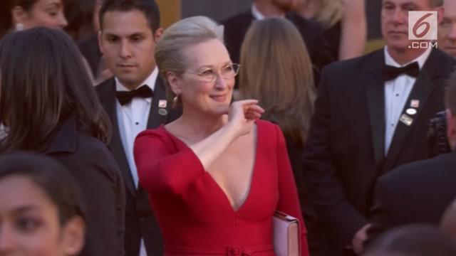 Meryl Streep tampil di ajang piala Oscar 2018 dengan menggunakan gaun merah.