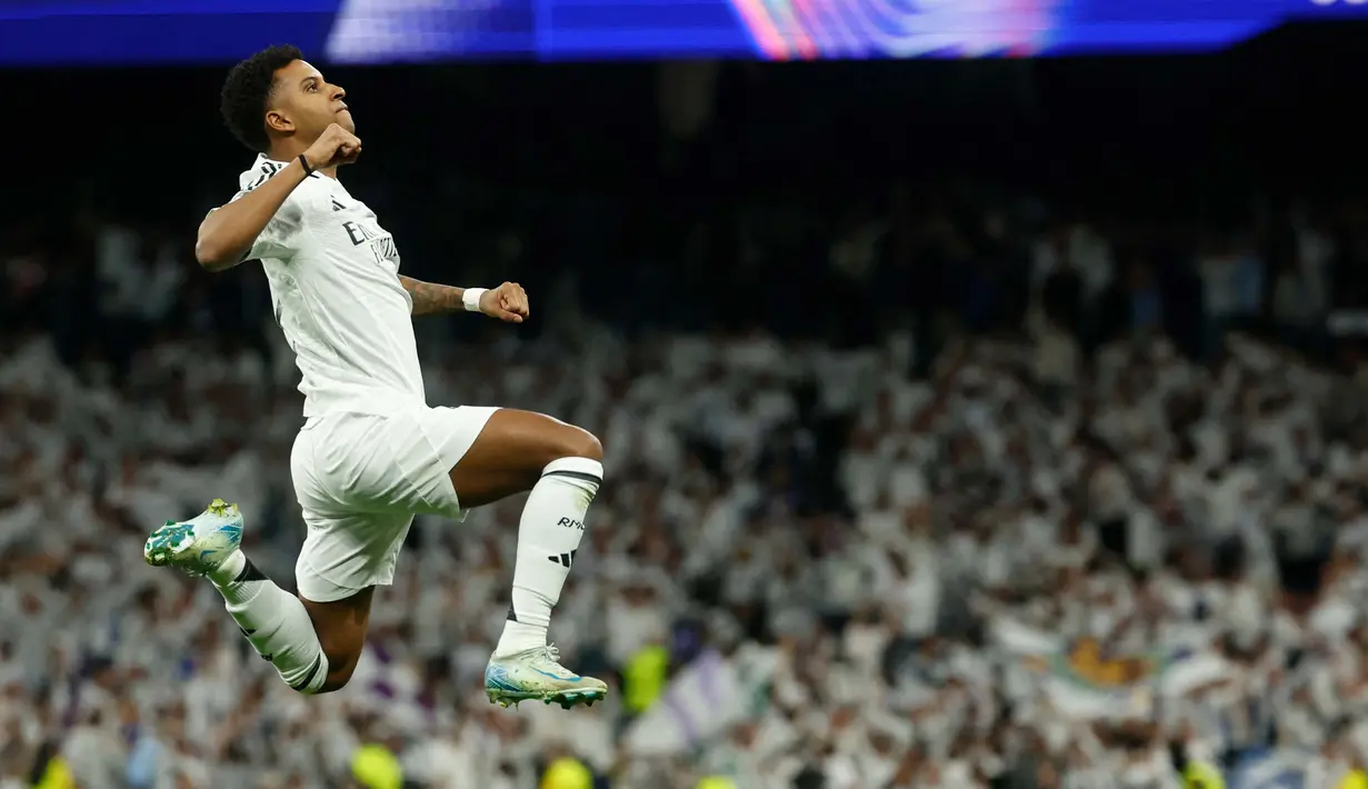 Laga baru berjalan empat menit, Real Madrid unggul 1-0 setelah sepakan melengkung Rodrygo berhasil merobek jala gawang Jan Oblak. (Pierre-Philippe MARCOU/AFP)