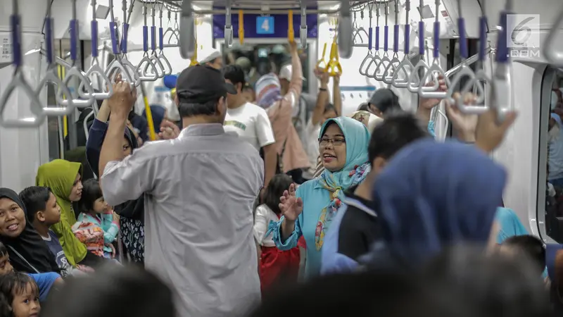 Antusiasme Warga Naik MRT Jakarta