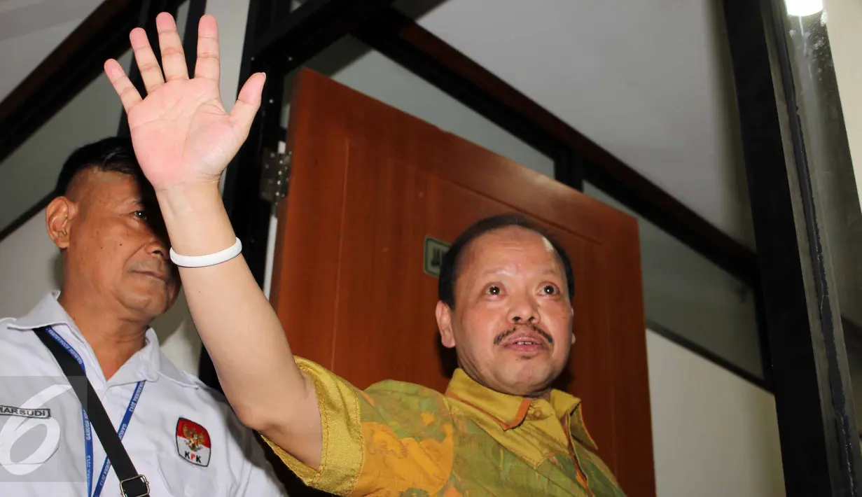 Terdakwa kasus suap SKK Migas dan Kementerian ESDM, Sutan Bhatoegana melambaikan tangan kepada wartawan sebelum mengikuti sidang pembacaan pledoi di Pengadilan Tipikor, Jakarta, Senin (10/8/2015). (Liputan6.com/Helmi Afandi)