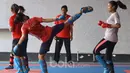Aksi Karateka putri Indonesia berlatih tendangan dalam sebuah sesi latihan di Senayan Jakarta. (Bola.com/Nicklas Hanoatubun)