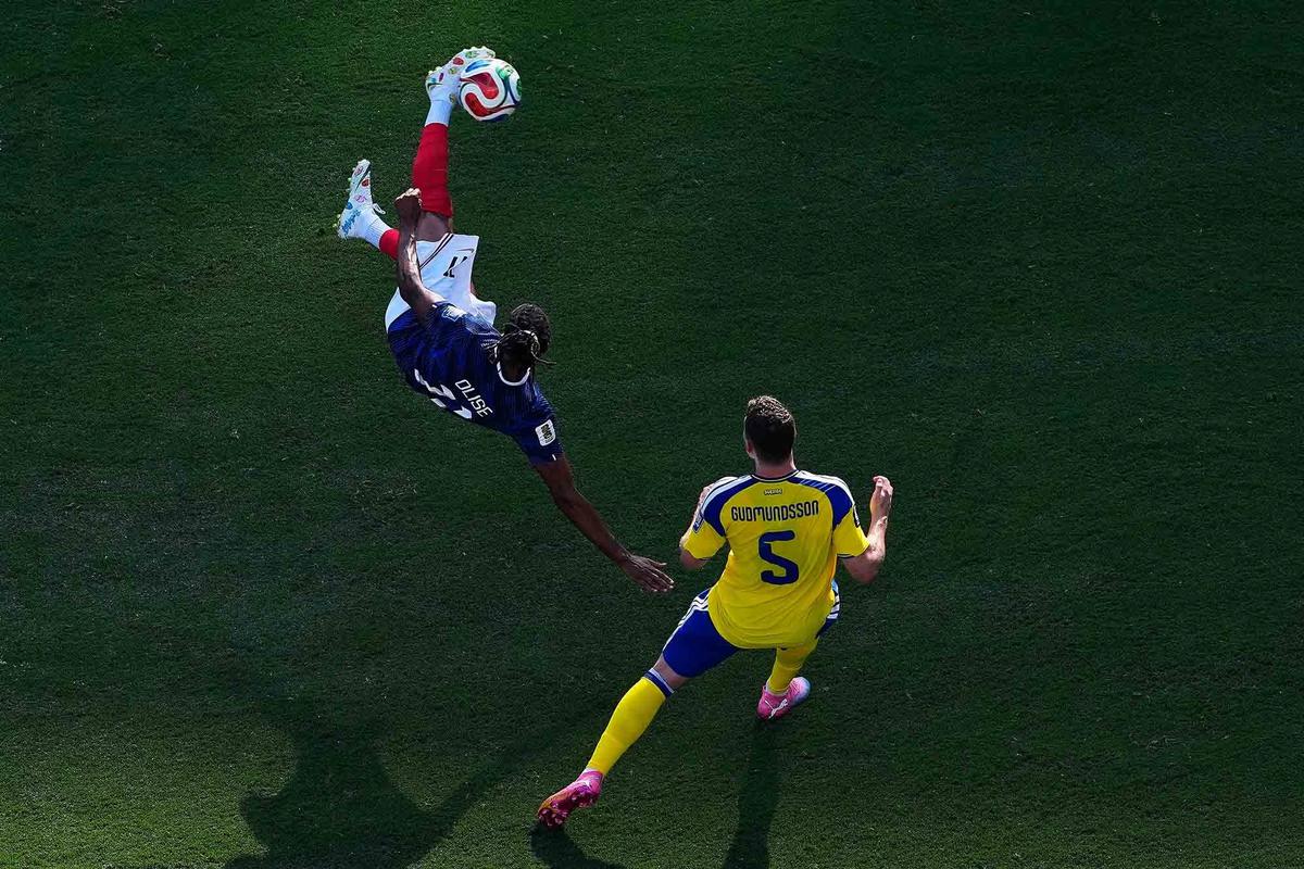 FOTO: Mbappe Bersinar Saat Prancis Libas Swedia