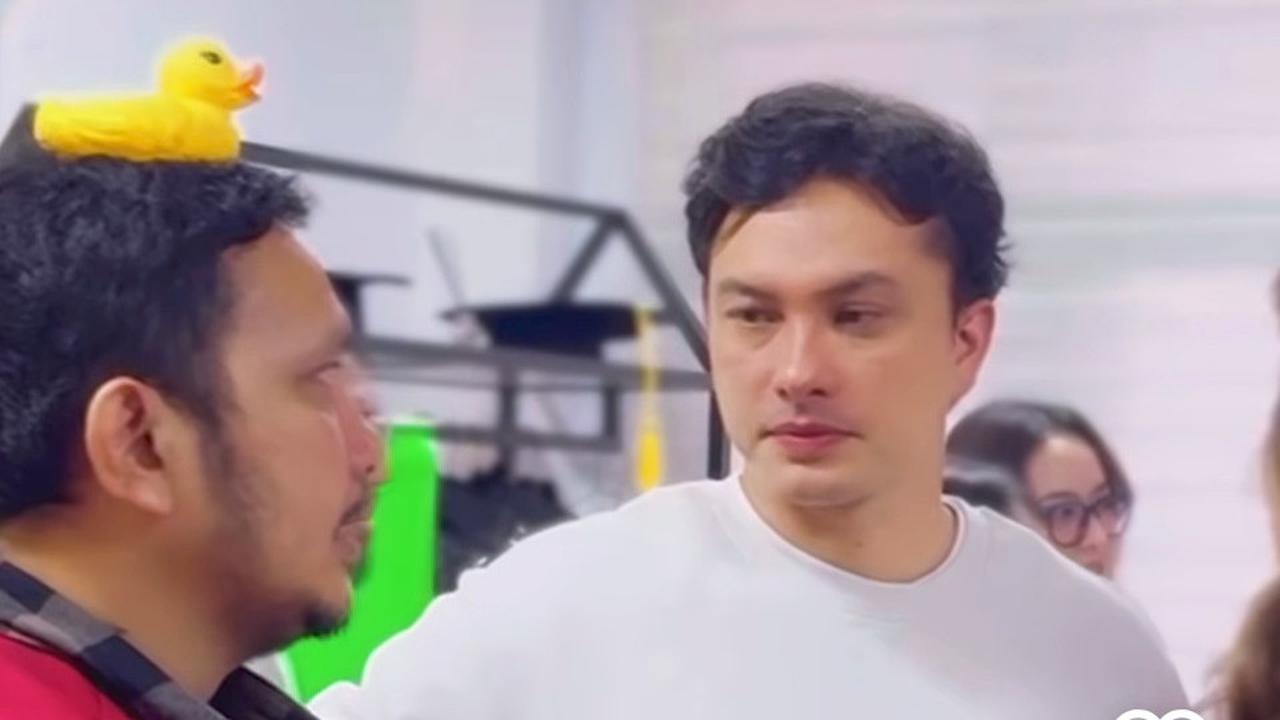 Makin Berumur Disebut Semakin 'Menyala', Momen Nicholas Saputra Menatap dan Senyum Tipis ke Rekannya Jadi Sorotan