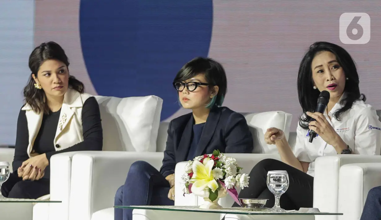 Direktur Konsumer BRI, Handayani (kanan) memberikan paparan saat menjadi pembicara dalam BRILIANPRENEUR 2019 di JCC, Jakarta, Sabtu (21/12/2019). Handayani mengatakan, BRI mendorong produk UMKM dalam negeri bisa bersaing di pasar global agar bisa diekspor. (Liputan6.com/Faizal Fanani)