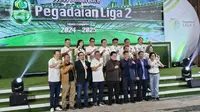 Ketua Umum PSSI Erick Thohir, Dirut PT LIB Ferry Paulus, dan Dirut Pengadaian Damar Latri Setiawan pada kick-off Liga 2 2024/2025, Selasa (3/9/2024). (Liputan6.com/Thomas)