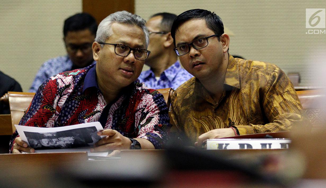 Ketua KPU Arief Budiman (kiri) saat menggelar rapat dengan Komisi II DPR di Kompleks Parlemen, Senayan, Jakarta, Senin (21/5). Rapat tersebut membahas terkait Daftar Pemilih Tetap dan Daftar Pemilih Sementara dalam Pilkada 2018. (Liputan6.com/JohanTallo)