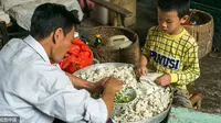 Dalam sehari Liu bisa membuat 500 hingga 1.000 mangkuk sup pangsit buat para pelanggannya.