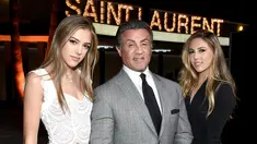 Sylvester Stallone (tengah) berpose dengan dua putrinya, Sistine Stallone (kiri) dan Sophia Stallone saat menghadiri Saint Laurent Fall Collection di Los Angeles, California, Rabu (10/2/2016). (Larry Busacca/Getty Images for SAINT LAURENT)