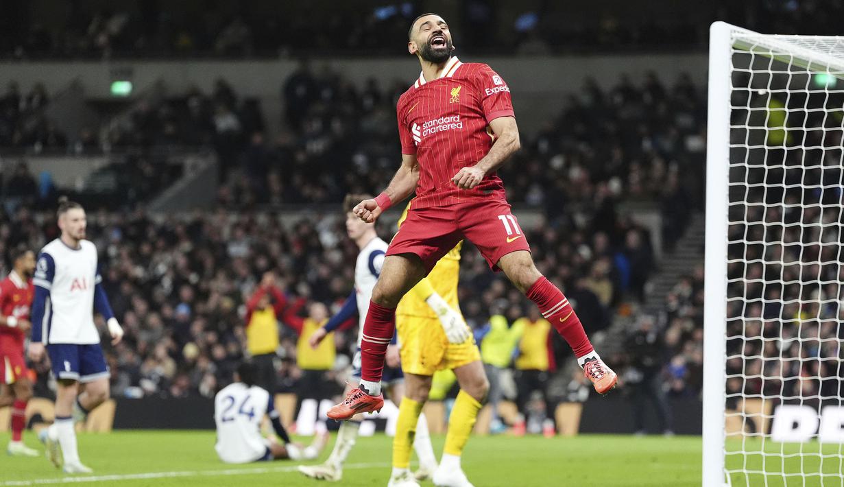 Pemain Liverpool, Mohamed Salah merayakan golnya ke gawang Tottenham Hotspur pada laga lanjutan Liga Inggris 2024/2025 di Stadion Tottenham Hotspur, London, Inggris Minggu (22/12/2024). (AP Photo/Dave Shopland)