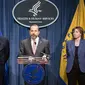 Menkes AS Alex Azar (tengah) didampingi dua petinggi CDC, Robert Redfield (kiri) dan Nancy Messonier dalam konferensi pers COVID-19 di Washington, 28 Januari 2020. (Foto: AFP/Getty/Samuel Corum)