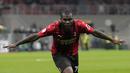 Franck Kessie sukses menambah keunggulan sekaligus gol penutup kemenangan 4-0 AC Milan pada menit ke-70. Ia sukses emanfaatkan kekacauan di kotak penalti Lazio usai Daniel Maldini melancarkan terndangan bebas. (AP/Antonio Calanni)