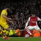 Penyerang Arsenal, Gabriel Martinelli mengontrol bola dari kawalan dua pemain Crystal Palace pada pertandingan lanjutan Liga Inggris di Stadion Emirates, London, Selasa (19/10/2021). Arsenal bermain imbang atas Crystal Palace 2-2. (AP Photo/Alastair Grant)