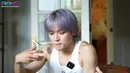 Taeyong juga memberanikan diri makan sambil yang dia campur dengan nasi. Nagita menyuruhnya untuk mencicipi sedikit saja karena khawatir terlalu pedas. (Foto: YouTube/ Rans Entertainment)