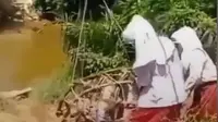 Viral video anak SD menyeberangi sungai dengan bergelantungan di keranjang. (Ist)