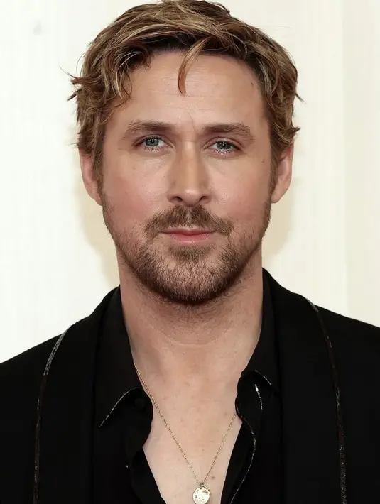 Ryan Gosling tampil flamboyan di perhelatan Oscar. Tanpa warna pink, ia berhasil hadirkan gaya glamor lewat jas velvetnya. [Foto: instagram/ Ryan Gosling]