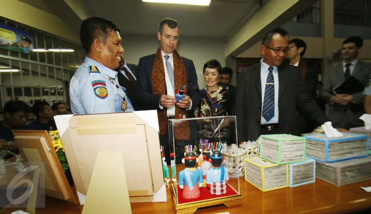 Menteri Kehakiman Australia Michael Keenan berbincang dengan petugas di Lembaga Pemasyrakatan Cipinang, Jakarta, Rabu (1/2). (Liputan6.com/Helmi Afandi)