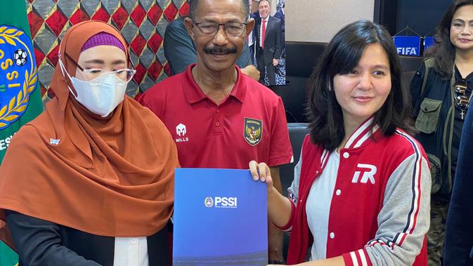 Mantan sekjen PSSI, Ratu Tisha Destria, berpose setelah menyerahkan formulir pencalonan sebagai Wakil Ketua Umum PSSI periode 2023-2027 di GBK Arena, Senayan, Jakarta, Minggu (15/1/2023) siang. (ist)