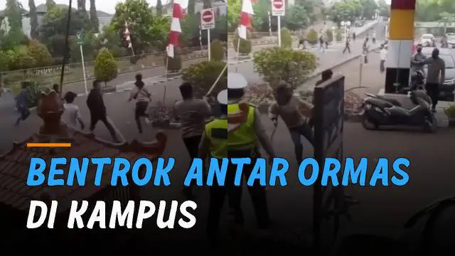 Beredar rekaman video antar ormas saling bentrok di salah satu kampus di Jatiwaringin, Pondok Gede.