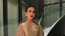 Menpar Widi Wardhana tampil anggun kenakan wastra serba emas dengan kain tapis lampung [@widi.wardhana]