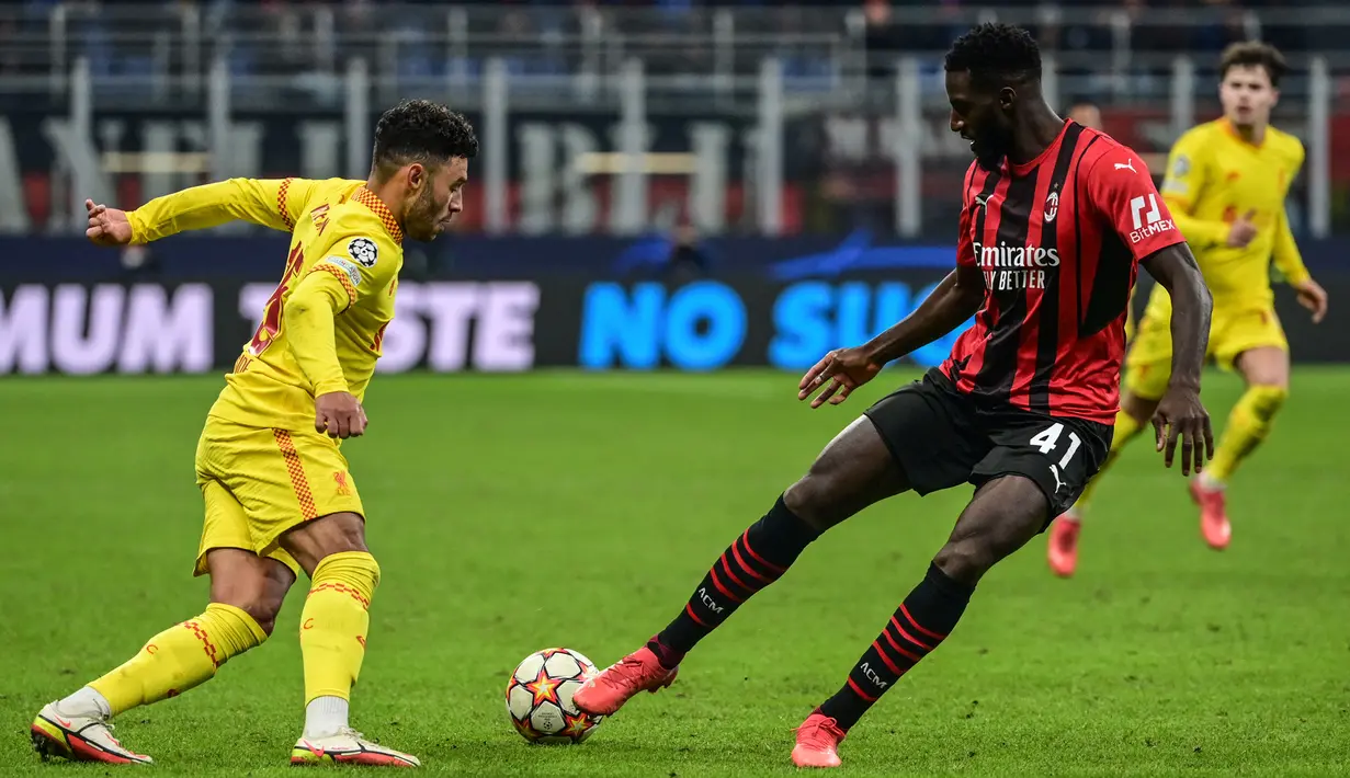 Tiemoue Bakayoko (kanan). Gelandang Prancis berusia 27 tahun ini dipinjam AC Milan dari Chelsea pada awal musim 2021/2022 dengan biaya 3 juta euro. Selama musim 2021/2022 ia total tampil dalam 14 laga di Serie A dengan kebanyakan masuk sebagai pemain pengganti. AC Milan sepertinya sengaja tak memberi kesempatan bermain lebih kepadanya untuk menghindari kewajiban mempermanenkannya. Hampir dipastikan musim depan ia akan dikembalikan ke Chelsea. (AFP/Miguel Medina)