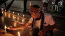 Peserta aksi damai tergabung dalam Pencinta NKRI dan Pancasila menyalakan lilin dengan menggelar doa bersama untuk Papua di Tugu Proklamasi, Menteng, Jakarta, Selasa (20/8/2019). Aksi dengan menyalakan lilin sebagai bentuk solidaritas untuk perdamaian di Tanah Papua. (Liputan6.com/Faizal Fanani)