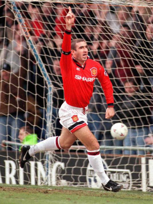 Eric Cantona menjadi salah satu legenda Manchester United yang sukses menggunakan jersey nomor tujuh di Old Trafford. Bersama Setan Merah Cantona tampil sebanyak 143 kali dan mencetak 64 gol. (AFP/AFP PHOTO)