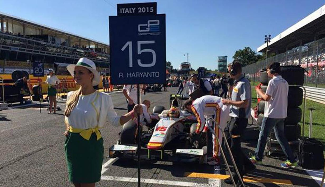 Pebalap asal Indonesia, Rio Haryanto, bersiap mengikuti balap Feature Race GP2 Seri Italia di Sirkuit Monza, Italia, Sabtu (5/9/2015) siang waktu setempat. (Bola.com/Reza Khomaini)