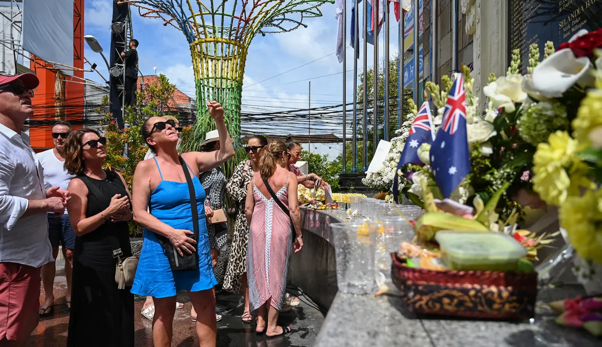 Orang-orang mengunjungi  Monumen Kemanusiaan Ground Zero bagi para korban untuk memperingati 20 tahun bom Bali, di Kuta, Bali, Rabu (12/10/2022). Aksi teror yang dikenal dengan sebutan Bom Bali 1 berhasil menyedot perhatian tak hanya masyarakat lokal namun juga internasional. (SONNY TUMBELAKA / AFP )