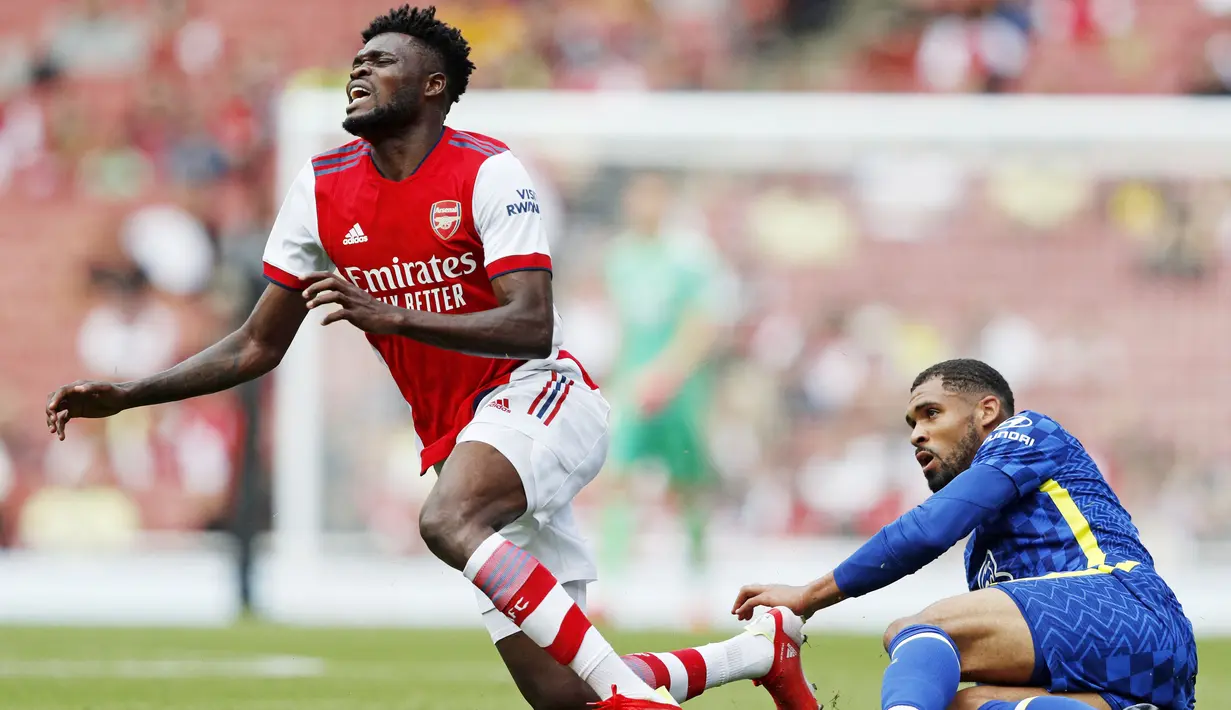 Thomas Partey - Gelandang jangkar ini dipastikan absen tiga pekan karena cedera pergelangan kaki. Thomas Partey merupakan pemain penting di sektor tengah Arsenal  untuk menjaga keseimbangan tim. (Foto: AFP/Adrian Dennis)