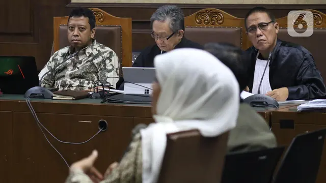 Ekspresi Romahurmuziy Saat Simak Keterangan Saksi