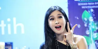 Memiliki rambut panjang indah menjadi banyak idaman bagi perempuan. Begitu juga dengan pemeran Sandra Dewi, yang memiliki rambut indah dan panjang. Bahkan, rambutnya menjadi salah satu yang membuat makin percaya diri. (Adrian Putra/Bintang.com)