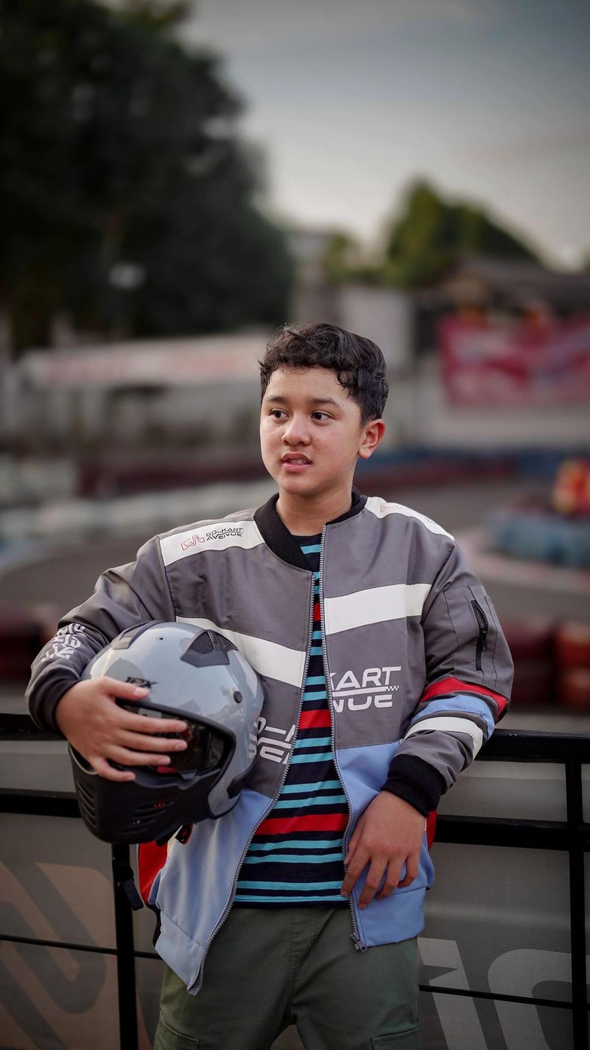 8 Potret Ayrton Anak Marcella Zalianty yang Sudah ABG & Makin Ganteng, Ikuti Jejak Sang Ayah Jadi Pembalap